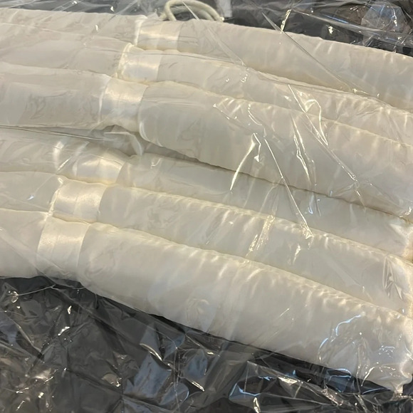 Padded Satin Hangers in sets of 3 Ivory with Beautiful Detail Bow - Picture 4 of 4